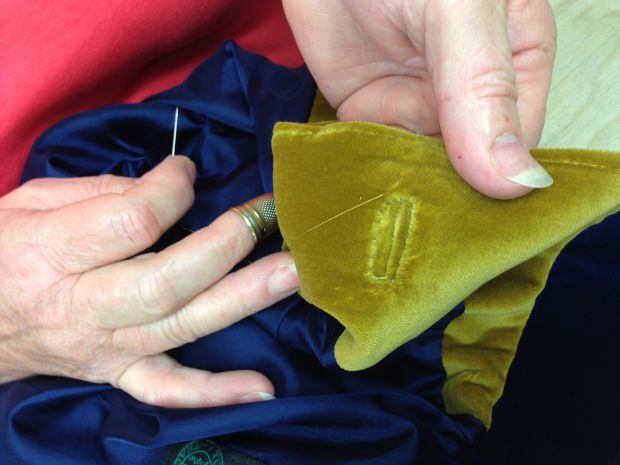 unsere-dirndl-werden-noch-mit-hand-und-herz-gef