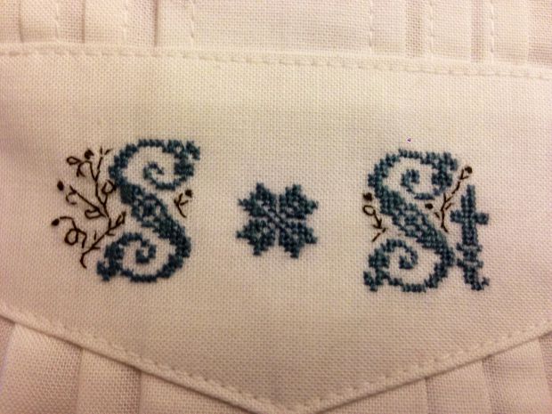 handbestickte-monogramme-auf-dem-trachtenhemd
