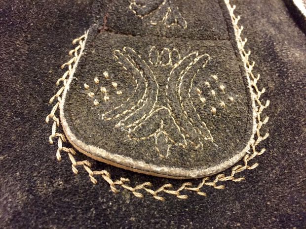 latzstickerei-hirsch-echte-handstickerei