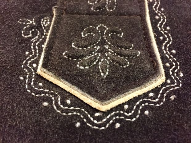 tegernseer-latzstickerei-mit-punkterlstick