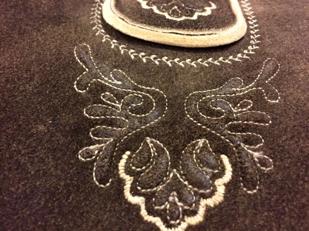 schenkelstick-auf-bockleder-fb-hellbraun-1