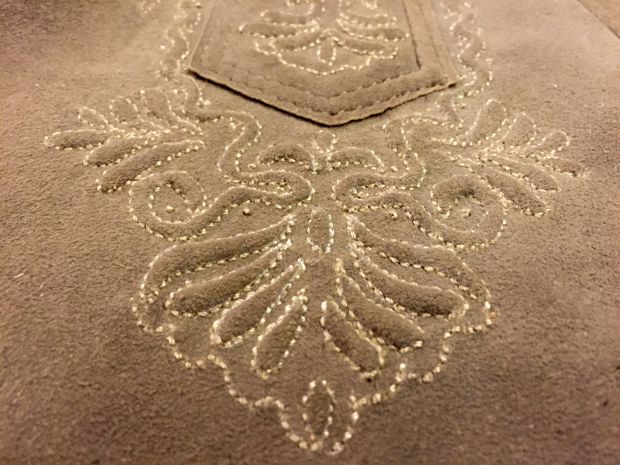 schenkelstick-hirschleder-handgestickt