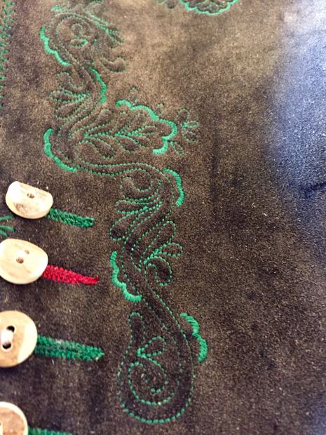 beinstick-grun-auf-hirschleder-antik-dunkel