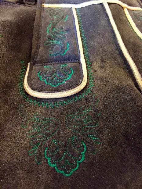 bestickter-lederhosenlatz-hirschleder-antik-grun