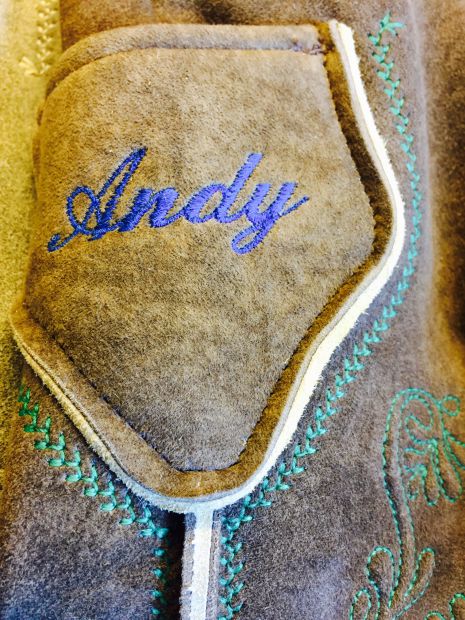 namen-auf-der-messertasche-wildbock-blau-gestick