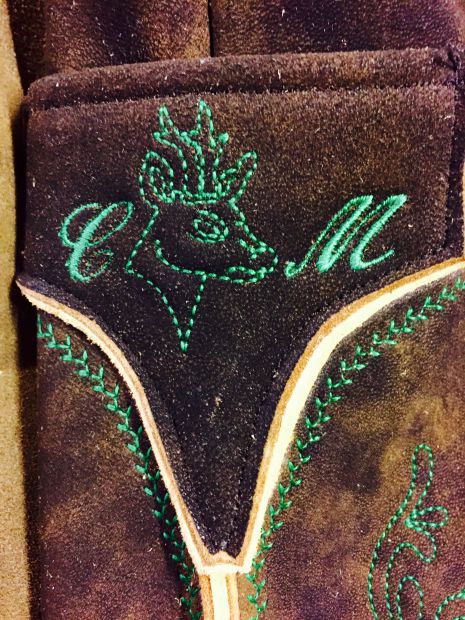 monogramm-mit-bockstickerei