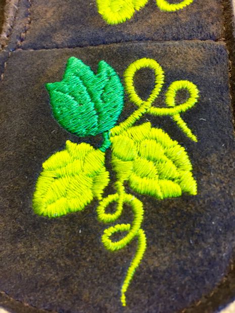 hopfendolde-auf-lederhose