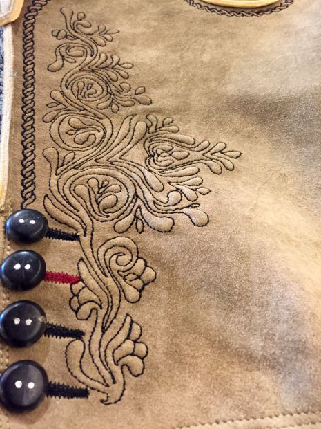 schwarze-stickerei-auf-hellem-antikleder