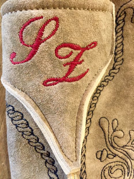 monogramm-messertasche-in-rot-gestickt