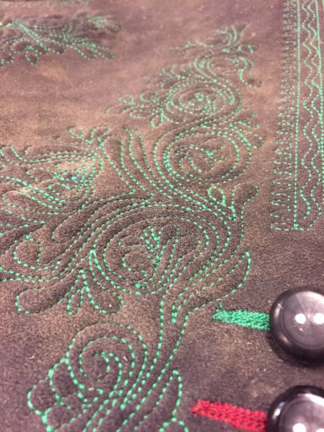 steppstickerei-alt-aussee-mit-buffelhornknopf