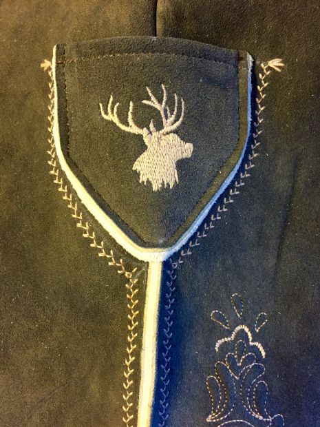 hirschkopf-auf-der-messertasche-antikleder-hirsch