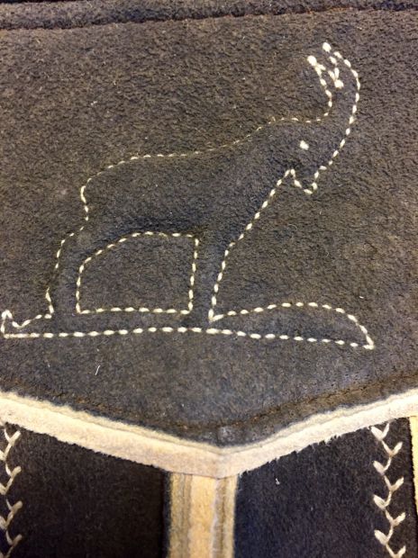 steinbock-auf-latz-gestickt-hirschleder