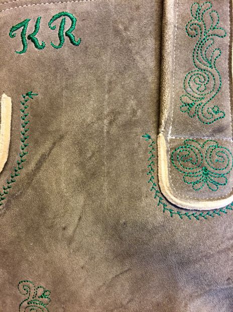 stickerei-unter-der-hosentasche-hirschlederne-ma