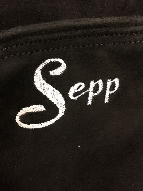 trachtenlederhose-kurz-wildbock-namenstickerei