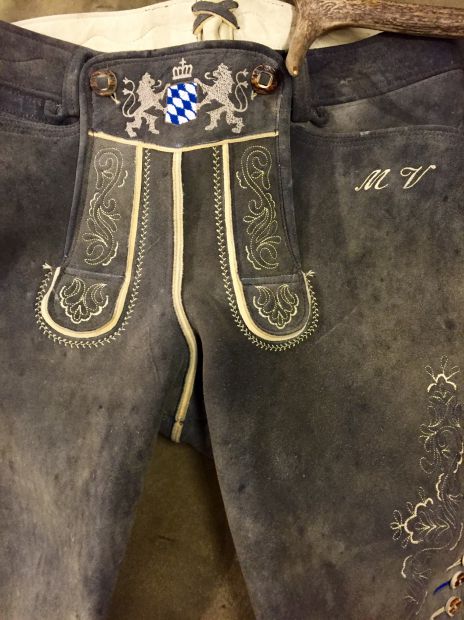 bayern-hirschlederhose-wappenstick