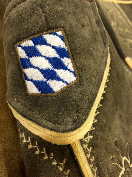 bayerische-rauten-auf-hirschleder-messertasche