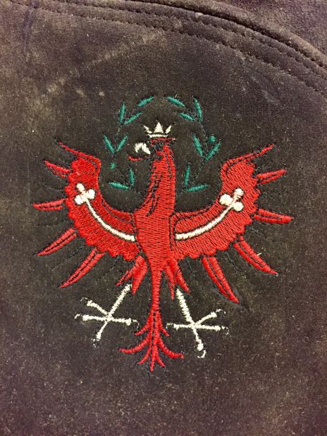 tiroler-adler-auf-der-hirschledernen