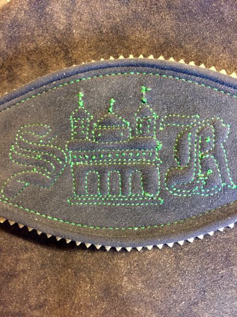 hosentrager-wappentrager-mit-monogramm