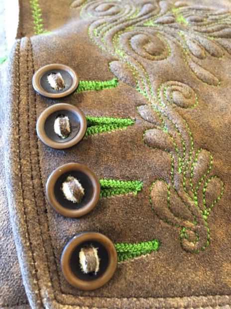 braune-hirschlederhose-mit-steinnussknopfen