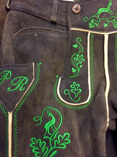 hirschlederhose-grun-bestickt-handgefertigt-handst
