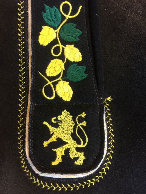 langslatz-von-hirschlederhose-hopfenstick-und-lowe