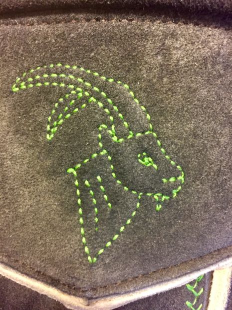 steinbockstick-auf-der-hirschlederhose