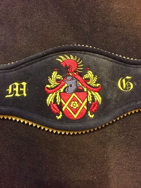 familienwappenstickerei-auf-dem-hosentrager