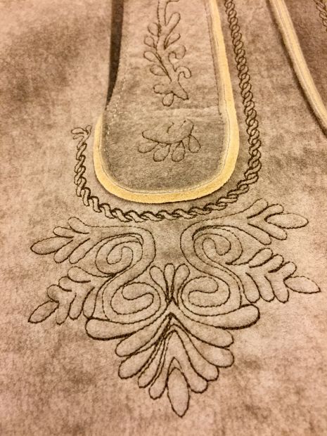 latzstickerei-wildbock-urig-hell