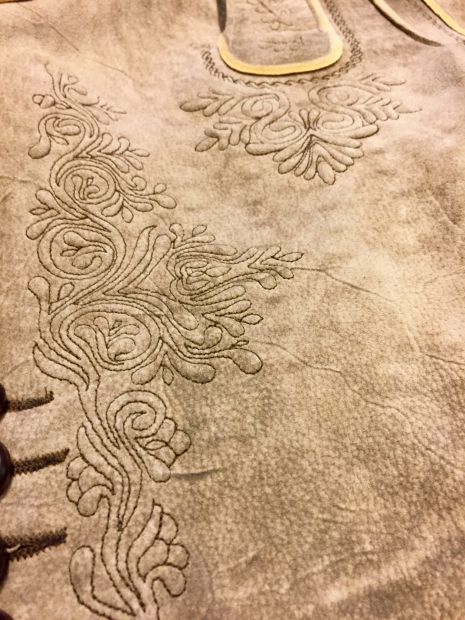 beinstickerei-braunes-garn-auf-bockleder