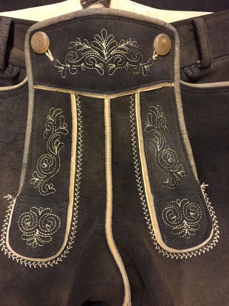 kontrast-paspole-auf-der-hirschledernen-kurzen