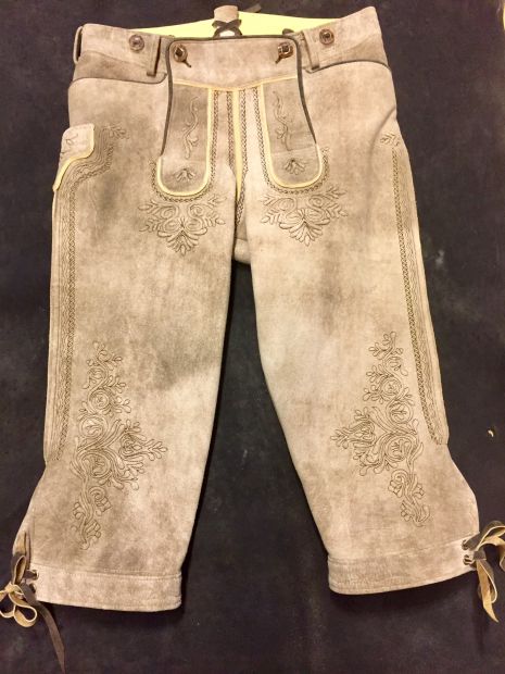 helle-wildbock-bundlederhose-braun-gestickt