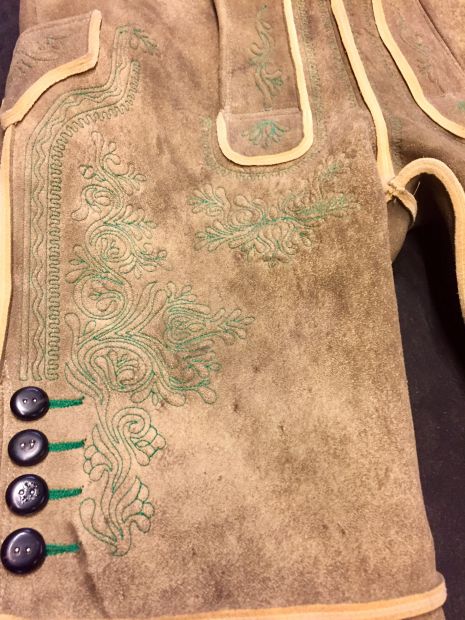 beinstickerei-hirschlederne-aussee-helles-antikl