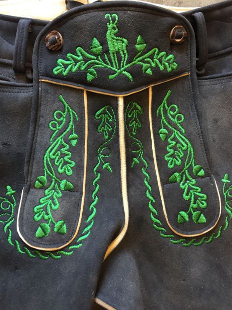 latzstickerei-sacklerseide-hocheck-hirschleder