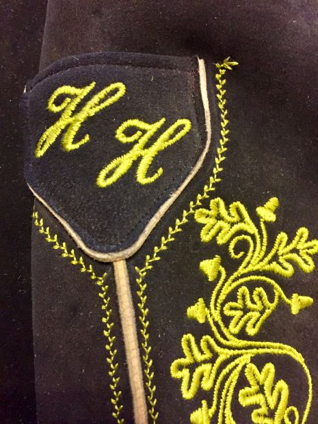 gelb-bestickte-hirschlederne-chiemsee