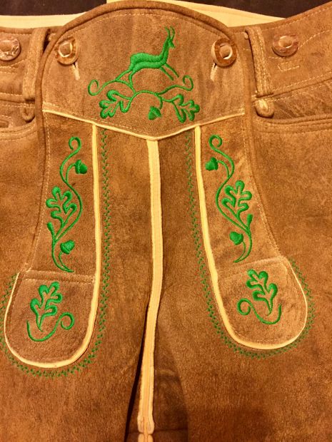 latzstickerei-raubling-auf-heller-antikhirschhos