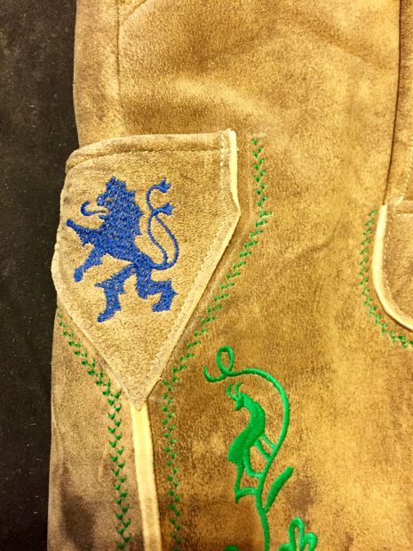 messertascherl-mit-blauem-lowen