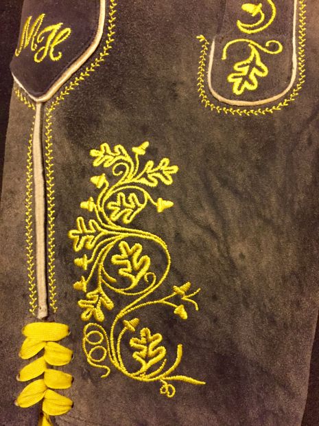 beinstickerei-chiemsee-sam-hirschleder