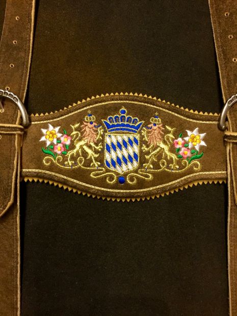 wappentrager-auf-hirschleder-gestickt