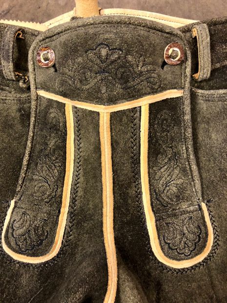 latzstickerei-hirschleder-in-schwarz