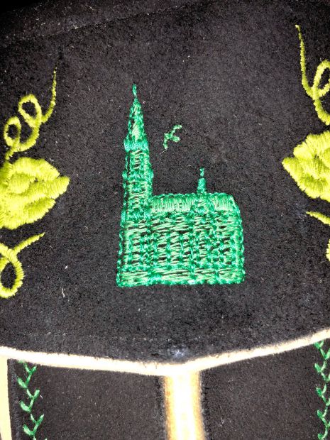 giesinger-kirche-mit-turmfalke