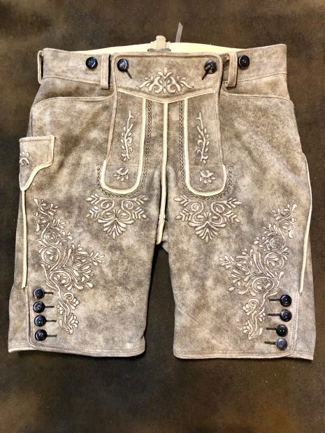 kurze-bocklederhose-vegetabil