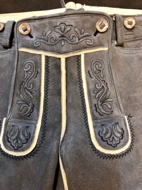 graue-lederhose-wildbock