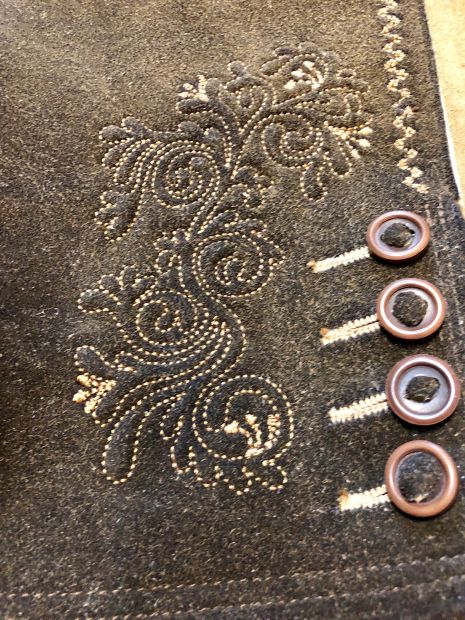 steinnussknopf-auf-der-hirschledernen