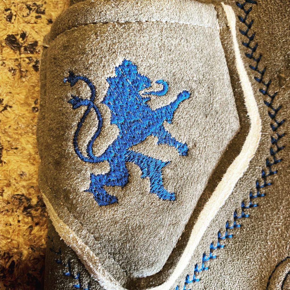 bayerischer-lowe-auf-der-messertasche