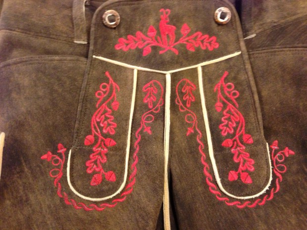 rot-bestickte-lederhose