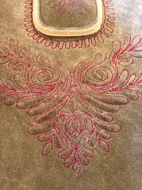 tiroler-lederhose-in-rot-gestickt