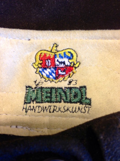 wir-fuhren-naturlich-auch-meindl-lederhosen