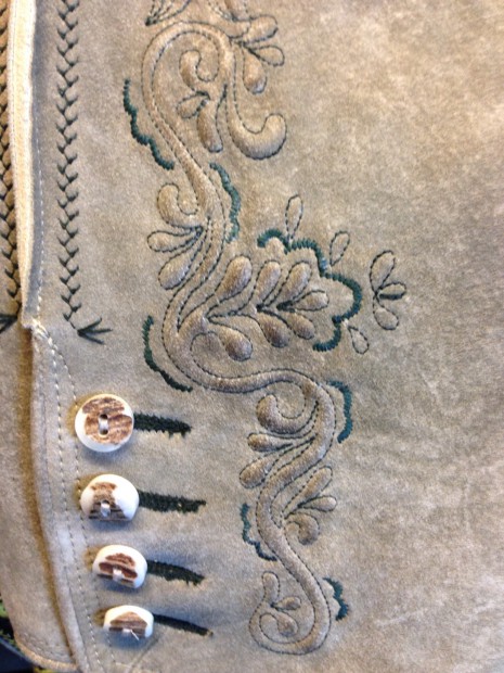 tannengrun-besticktes-hirschleder
