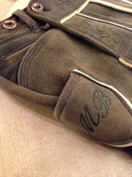 monogramm-auf-hirschleder